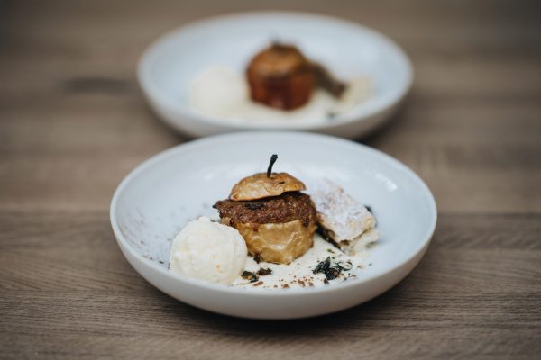 Bratapfel mit Müslifüllung und Vanilleeis und Vanillesauce im Gasthaus "Du a do" Freistadt